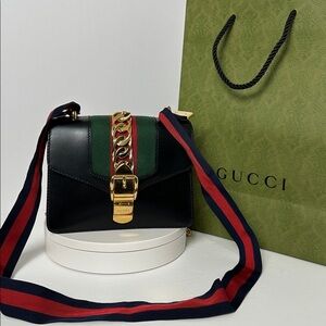 💯Authentic Gucci Sylvie small shoulder bag in black leather🍀